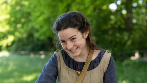 Sammy hat ihre erste Filmrolle: Sie spielt das Mädchen Ella im ARD-Märchen „Der Geist im Glas“. | Rechte: ARD/Michael Ihle