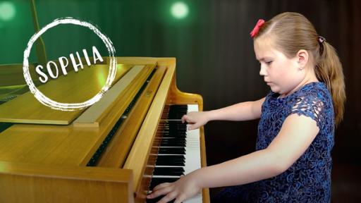 Auch in ihrer Schule wartet ein Konzert auf Sophia: Dort sitzt sie sowohl im Publikum als auch auf der Bühne. 