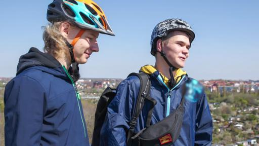 zwei junge Männer mit Fahrradhelm