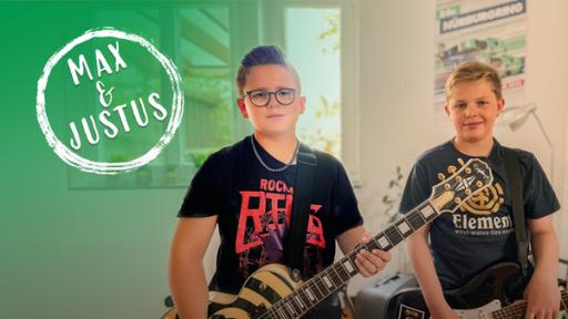 Max spielt Lead-Gitarre, Justus die Rhythmus-Gitarre in der Band „ABSCORE.