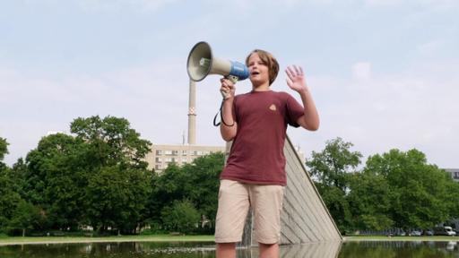 Kind steht mit einem Megafon in der Hand (Quelle: rbb)