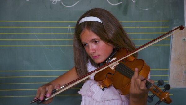 Kruna spielt Geige | Rechte: SWR