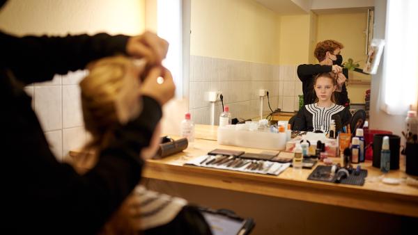 In der Maske kümmert sich das Team um Haare und Make-Up aller Darsteller. | Rechte: Felix Abraham