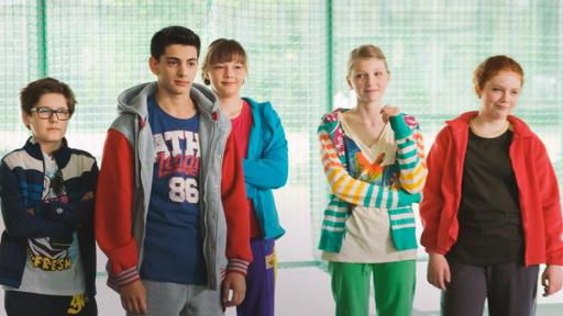 Henk, Orkan, Lotta, Alva und Hedda stehen nebeneinader in der Turnhalle.