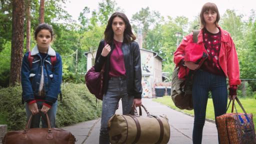 Finja, Leni und Flora stehen nebeneinander mit frustierenden Blick und Gepäck in den Händen.