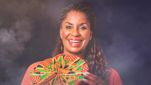 Liz Baffoe (Rolle Changa Miesbach) lacht in die Kamera