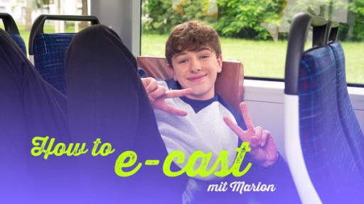 Marlon (Rolle Simon) sitzt in einem Bus und lächelt in die Kamera. Auf dem Bild steht der Text "How to e-cast mit Marlon". 