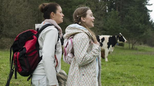Miriam (Jelena Herrmann, re.) weiß um die Angst vor Kühen ihrer Mutter (Ina Paula Klink, li.) und lockt sie auf eine Kuhweide. | Rechte: MDR/Simmet