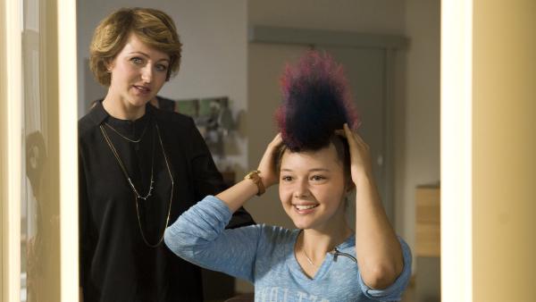Lotta (Lisa Nestler) hat sich für den Crazy-Hair-Day auf Schloss Einstein eine ausgefallene Frisur machen lassen. | Rechte: MDR/Katharina Simmet