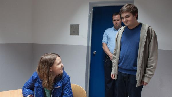 Petra (Elena Hesse) beuscht ihren Bruder Remo (Damian Thüne) im Gefängnis.  | Rechte: MDR/Saxonia Media/Paul-Ruben Mundthal