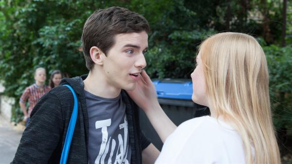 Lennard (Maximilian Braun) wird überraschend von Luisa (Tessa Dökel) geküsst.  | Rechte: MDR/Saxonia Media/Paul-Ruben Mundthal