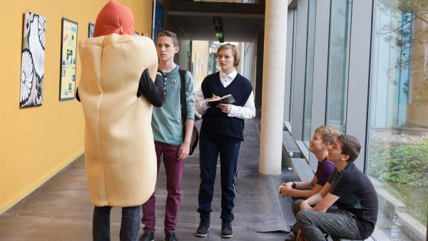 Dominik (Yannick Rau) staunt nicht schlecht, als auf einmal ein Hot Dog vor ihm steht.  | Rechte: MDR/Saxonia Media/Paul-Ruben Mundthal