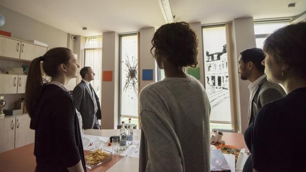 Gerade als alle Kollegen versammelt sind, wird das Lehrerzimmer in einen Escape-Room verwandelt. | Rechte: MDR/Saxonia Media/Felix Abraham