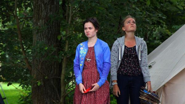 Deutlich sichtbarer Herzschmerz bei Sarah (Selma Kunze, links) und Nele (Hanna Stötzel, rechts). | Rechte: MDR/Saxonia Media/Nina Töbermann
