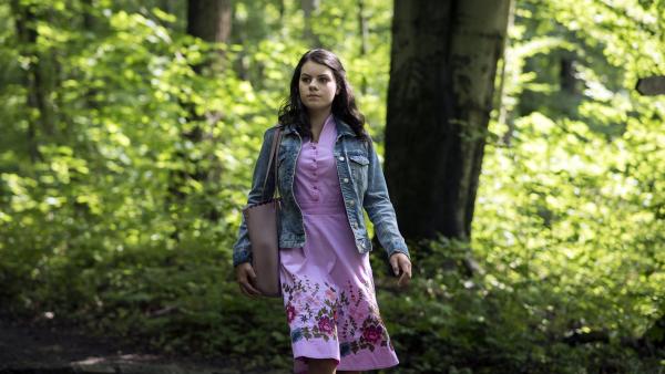 Olivia (Holly Geddert) irrt allein durch den Wald. Ist sie in Gefahr? | Rechte: MDR/Saxonia Media/Felix Abraham