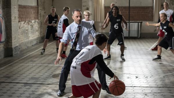 Back to lose! Herr Berger (Robert Schupp, mitte) ist weit entfernt ein Basketballprofi zu sein. | Rechte: MDR/Saxonia Media/Felix Abraham