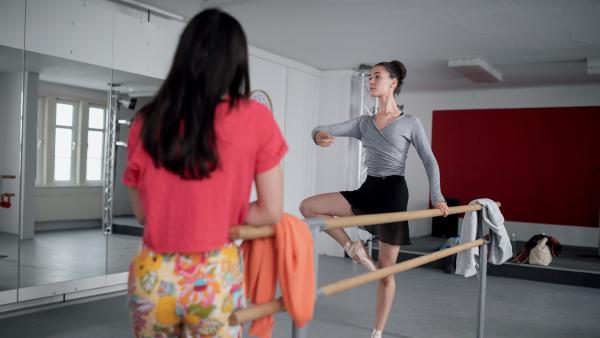 Olivia Ahlers (Holly Geddert) schaut Carolin Tietz (Paloma Padrock) beim Tanztraining zu. | Rechte: MDR/Saxonia Media/Felix Abraham