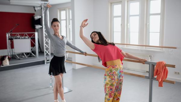 Primaballerina Carolin (Paloma Padrock, links) kann Olivias (Holly Geddert) Tanzkünste nur müde belächeln. | Rechte: MDR/Saxonia Media/Felix Abraham