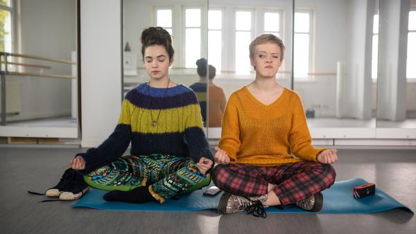 Sibel (Josie Hermer, li.) versucht mit Martha (Luna Kuse, re.) zu meditieren. | Rechte: MDR/Saxonia Media/Felix Abraham