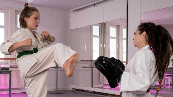 Die Neue Joyce (Matilda Willigalla, li.) zeigt Lernpatin Sibel (Josie Hermer), was sie beim Karate so drauf hat. | Rechte: mdr/Saxonia Media/Ulli Koch