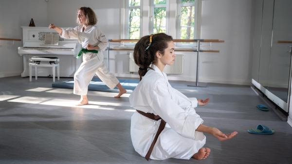 Joyces (Matilda Willigalla, li.) und Sibels (Josie Hermer) Vorstellungen von Karate könnten nicht unterschiedlicher sein. | Rechte: mdr/Saxonia Media/Felix Abraham