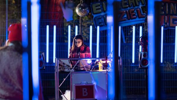 Rosa (Karlotta Hasselbach) entdeckt ein neues Talent am DJ-Pult. | Rechte: mdr/Saxonia Media/Felix Abraham