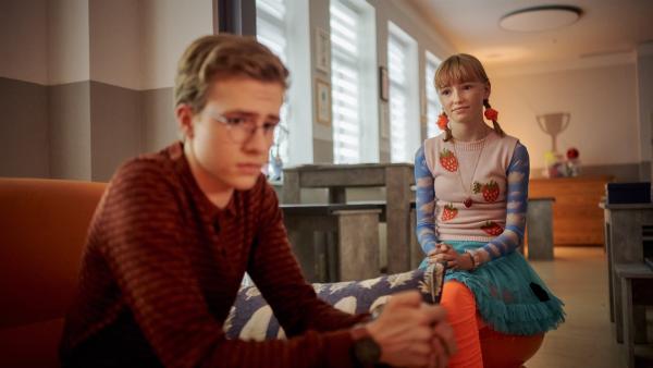 Gustav (Tamino Schenke) glaubt, es sich mit Reena ganz schon vermasselt zu haben, Chiara (Jamila Weintritt) versucht ihn zu trösten. | Rechte: MDR/Saxonia Media/Felix Abraham