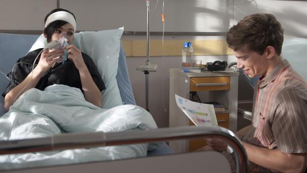 Nino (Paul Ziegner, re.) besucht Berti (Pascal Kleßen) im Krankenhaus und erzählt ihm von dem "Black Jack" - Spiel im Internet. | Rechte: MDR/Anke Neugebauer