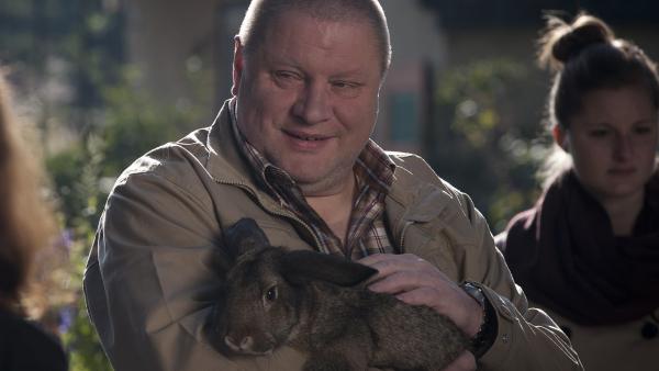 Herr Krassnick (Georg Blumreiter) präsentiert den Schülern ein Kaninchen. | Rechte: MDR/Anke Neugebauer