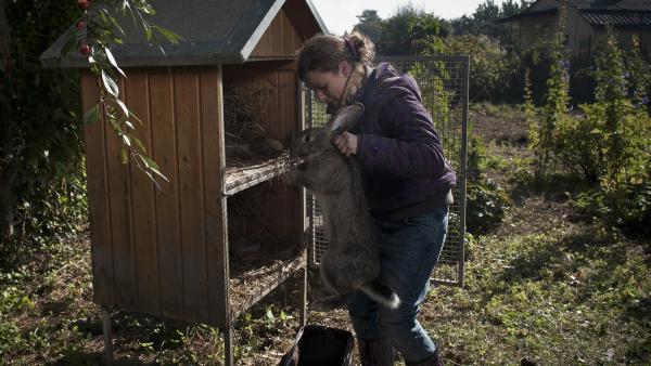 Ronja (Miriam Katzer) rettet das Kaninchen aus dem Tiergehege. | Rechte: MDR/Anke Neugebauer