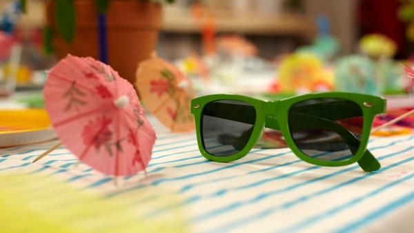 bunte Schirmchen und Sonnenbrille auf einem Tisch | Rechte: Günther Pichlkostner/ ORF