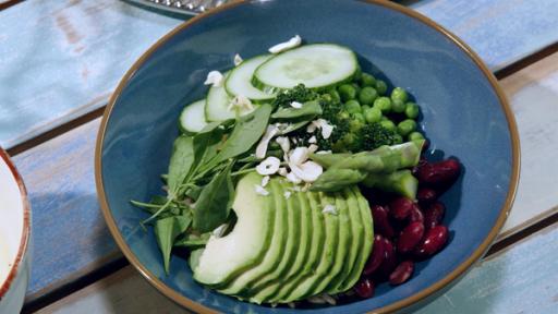 Eine Summerbowl mit Brokkoli