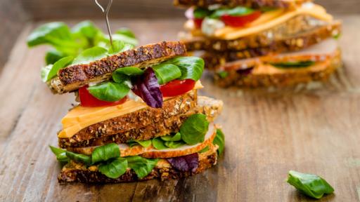 Haferbrotsandwich mit Spieß in der Mitte