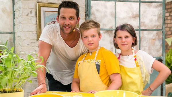 Fernsehkoch und Moderator Alexander Kumptner bereitet mit Team "Gelb" einen Nudelsalat zu. | Rechte: ZDF//Rothkopf Rene