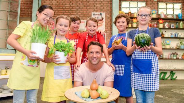 Alex und die Kinder kochen heute mit Birnen. | Rechte: ZDF/ORF/Hubert Mican