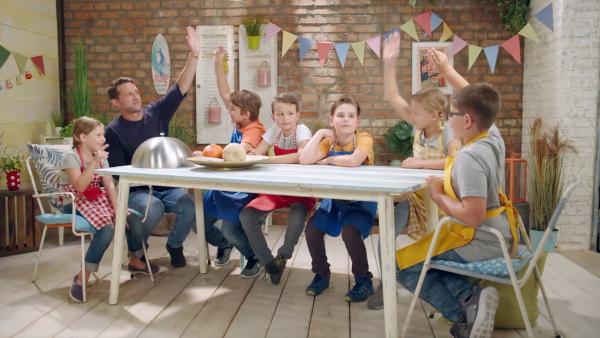 Alex und die Kinder kochen heute mit Kürbissen. | Rechte: ZDF/ORF
