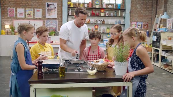 Alex und die Kinder kochen heute mit Pilzen. | Rechte: ZDF/ORF