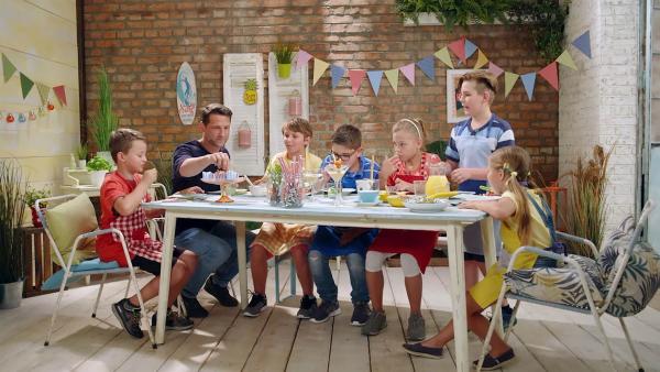 Alex und die Kinder kochen heute mit Kichererbsen. | Rechte: ZDF/ORF