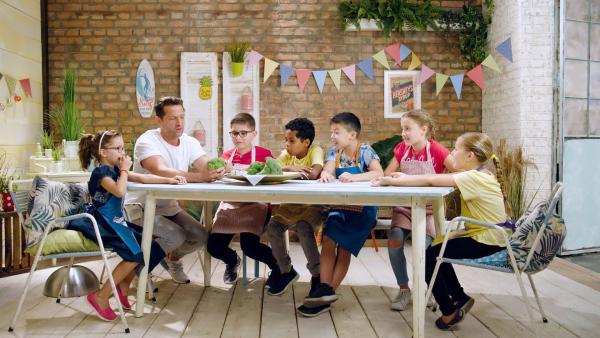 Alex und die Kinder kochen heute mit Brokkoli. | Rechte: ZDF/ORF