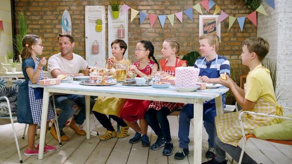 Alex und die Kinder kochen heute mit Würstchen. | Rechte: ZDF/ORF