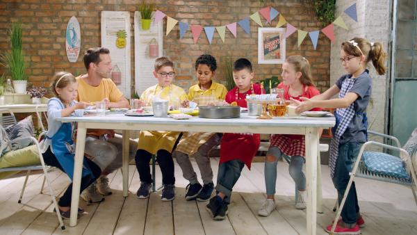 Alex und die Kinder kochen heute mit Süßkartoffeln. | Rechte: ZDF/ORF