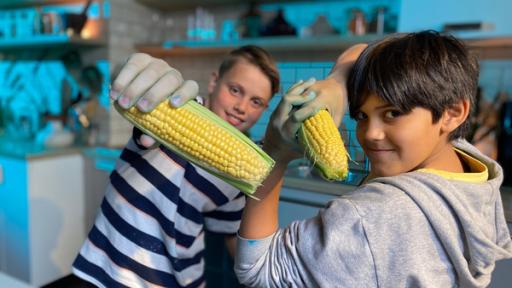 Emil und Lee testen, was Mais alles kann