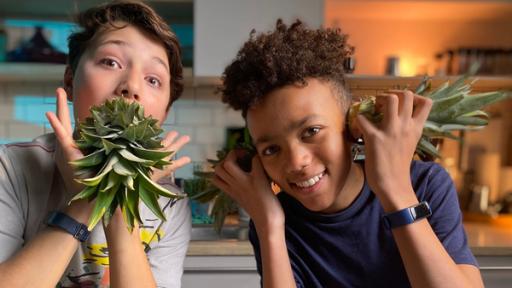 Vasko und Enes testen Ananas-Schneidetechniken