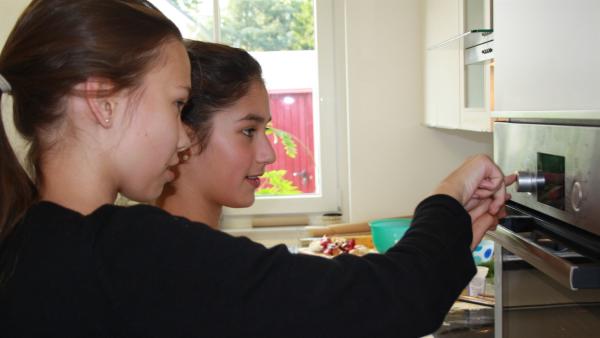 Xenia (li.) und Adina beim Kochen | Rechte: SWR/Nordisch Filmproduction