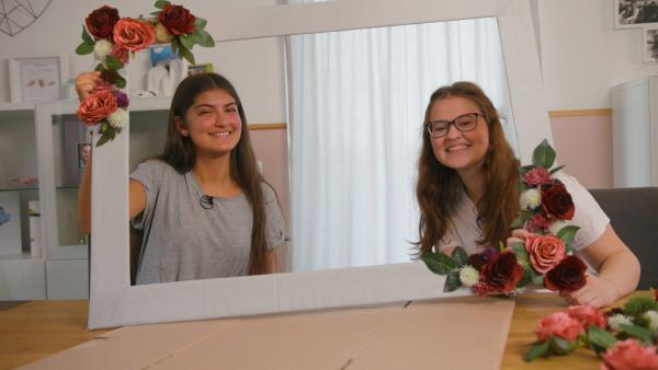 Alissa (15) und Sarah (16) basteln sich einen individuellen DIY-Bilderrahmen für ein Foto mit ihrem Lieblingspferd Carlo. | Rechte: SWR/Luisa Eesmann