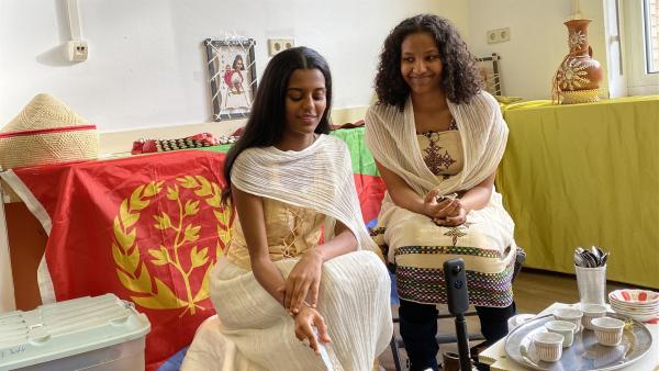 Zu ihrer eritreischen Kaffeezeremonie bereiten Luam (14) und Rim (14) nach traditionellem Brauch auch Popcorn vor. | Rechte: SWR/Luisa Eesmann