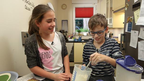 Lukas kocht zusammen mit Maya Kartoffeln mit Hackbällchen.