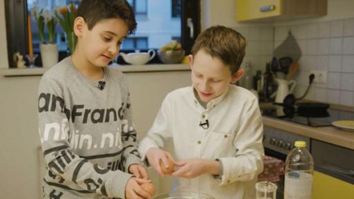 zwei Kinder mach Blinis in eijner Küche