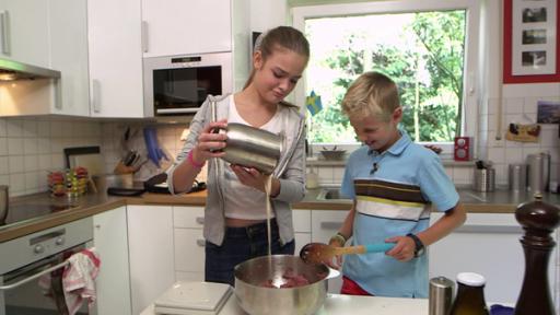 zwei Kinder kochen gemeinsam