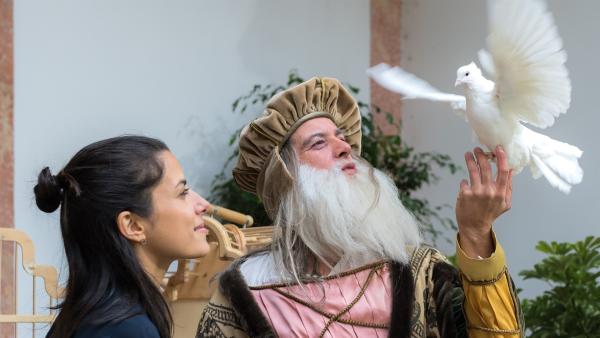 Universalgenie Leonardo da Vinci erzählt Clarissa von seinem Wunsch Flugapparate zu bauen, um wie die Vögel fliegen zu können. | Rechte: KiKA/Sabine Finger